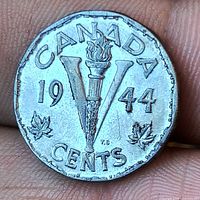 Reverse of 1944 Canada 5 cent ‘V’ nickel showing torch, date and denomination