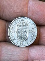 Reverse of 1966 one shilling coin showing crowned English coat of arms and date