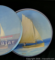 Plate partially in its branded Arte de Café Colección Limitada case