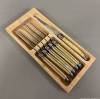 Six knives in wooden tray showing overall set