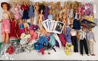 Overview of all dolls, clothing, accessories and trading cards laid out