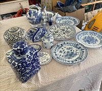 Overview of all blue & white porcelain items on table