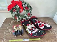 Overview of all items: stockings, wreath, figurines