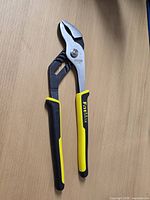 Full view of pliers closed