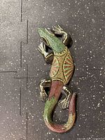Top view of wooden gecko showing full dot pattern and colors