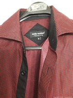 Label showing Alex Vando Premium size S inside collar