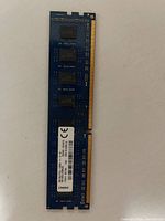 Front view of Kingston 8 GB DDR3L DIMM showing memory chips and gold contacts