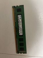 Full view of the Samsung DDR3 DIMM front side