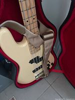 Cream Stinger SBL-10 bass body with strap inside red-lined case