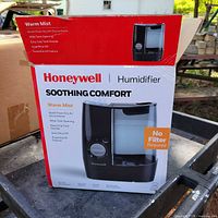 Retail box showing Honeywell warm mist humidifier model and features