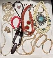 Overview of all jewelry pieces in tray