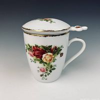 Full view of mug with lid on