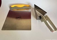 Wilton cake lifter and vintage cake cutter overview