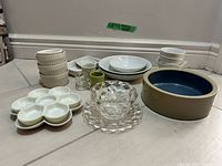 Full lot showing all ceramic, stoneware and glass items together