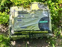 Front view of stacked No Name black cedar mulch bag showing label, volume and brand