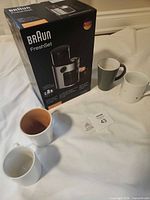 Boxed Braun FreshSet grinder with four mugs overview