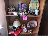 Overview of all items on bookshelf shelves
