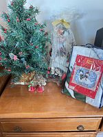 Overall lot: tree, doll in plastic, packaged bedding