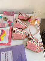 Overview of napkins, tissue packs, favour tags, headband