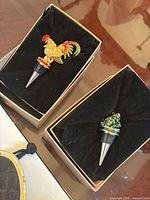 Both wine stoppers in presentation boxes