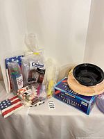 Overall view of cups, napkins, cutlery, bowls and boxes