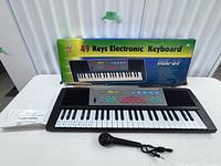 Keyboard, microphone, manual, box overview