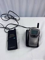 Front view of Motorola MicroTAC 650 phone alongside Samsung SCH-3500 dock