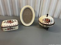 Overview of both trinket boxes and photo frame