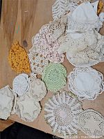 Overview of mixed coloured doilies on table