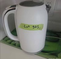 Front view of white Longdeem electric kettle