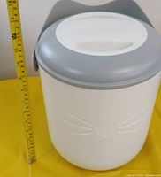 Side view with measuring tape indicating approx. 28 cm height