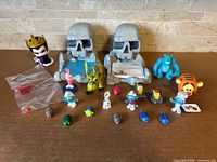 Group overview of all figures, playset skulls, vehicles and accessories