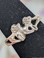 Front view showing twin cat design on toe ring