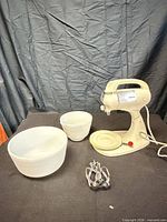 Full lot: mixer, two bowls, beaters