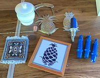 All items in lot grouped on tabletop