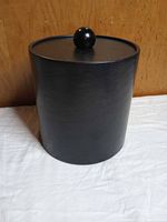 ice bucket with lid on