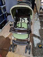 Front view showing seat, child tray, wheels