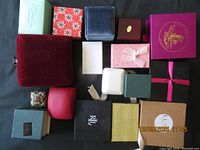 Overview of 17 assorted jewellery boxes laid out