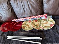 Lot overview showing plates, gift-wrap rolls and stakes grouped together