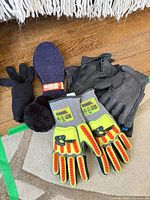 Assortment including high-visibility gloves, earmuffs, fleece gloves, insoles, leather gloves