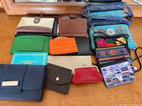 Overview of all wallets, coin purses and small bags laid out on table