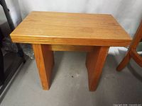 Stool front and side view showing structure