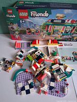 Box, loose bricks, instruction manual and figures overview