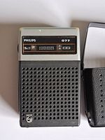 Front view of Philips 077 radio showing grille, scale window and logo