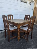 Dining table extended with four chairs
