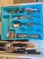 overview of cutlery tray and knife section