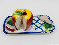 Full set: apple shaker, two slice shakers, tray