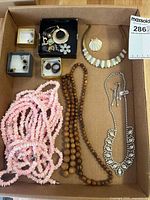 Overview of all jewellery items in box