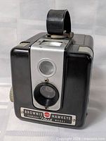 Front view showing lens, viewfinder, faceplate and branding