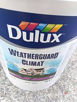 Front label of the Dulux Weatherguard Climat paint pail
